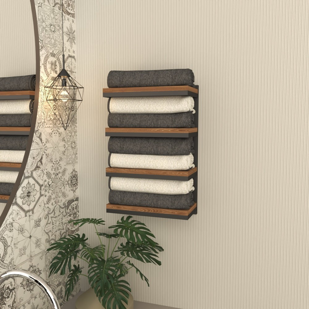 Modern banyo dekoru için mükemmel, rulo havlularla düzenli bir şekilde organize edilmiş, siyah metal ve ahşap raflara sahip 4 katlı havlu istifleyicinin yakın çekim görünümü.
