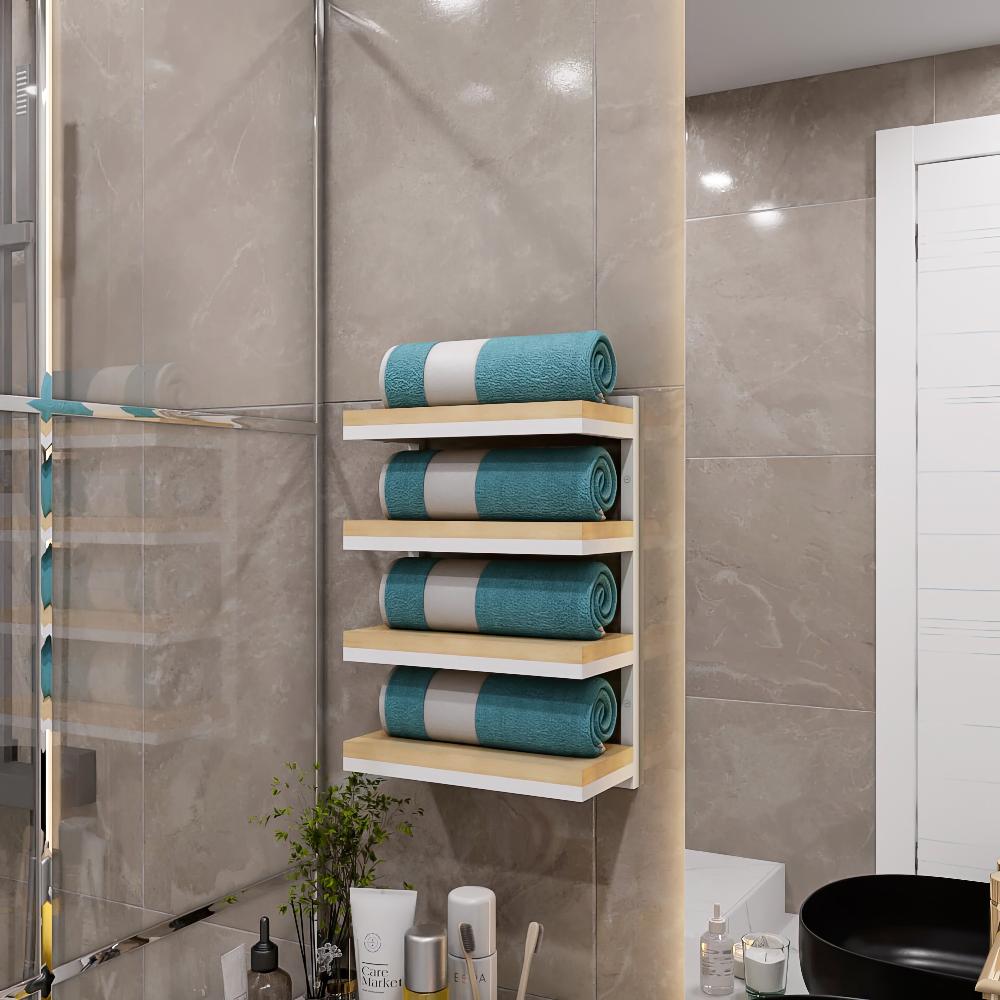 Açık renk ahşap raflara sahip şık, duvara monte bir havluluğun yer aldığı modern banyo. Kompakt tasarımı, rulo havluları düzenli bir şekilde tutarak, şık ve fayanslı alana hem işlevsellik hem de doğal bir sıcaklık katıyor.