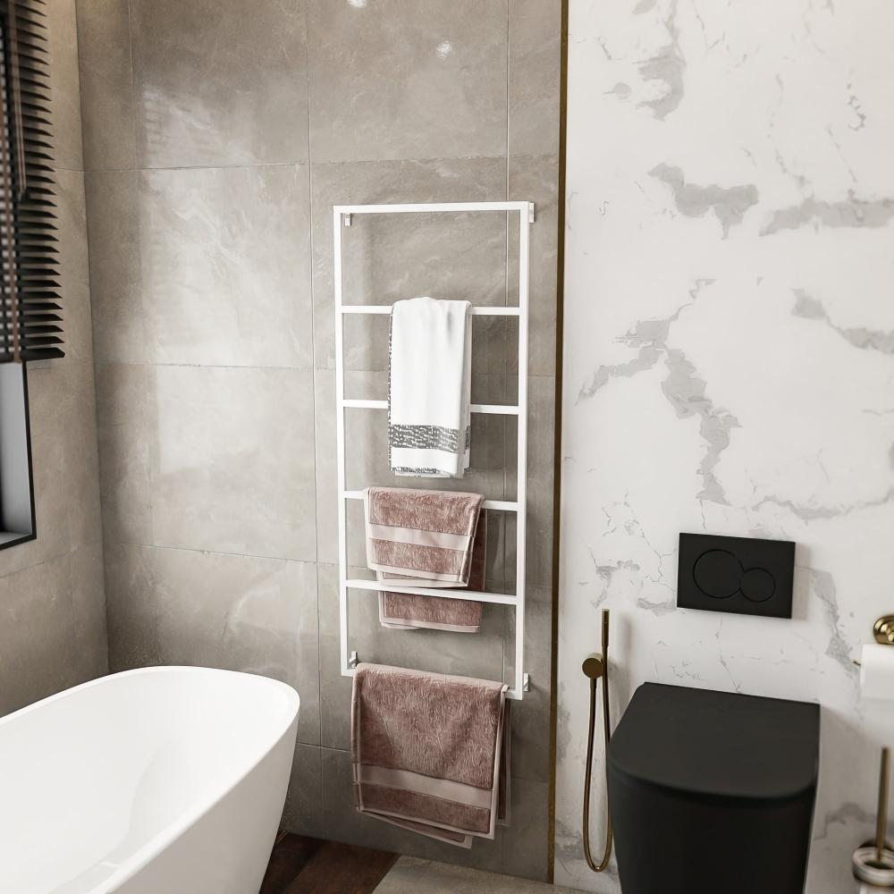 Modern bir banyoda duvara monte edilmiş, beyaz, 6 katlı havluluk. Bu zarif ve işlevsel havluluk, havluları düzenli ve kolayca erişilebilir tutar. Minimalist tasarımı ve şık görünümü banyoya temiz ve çağdaş bir dokunuş katar.