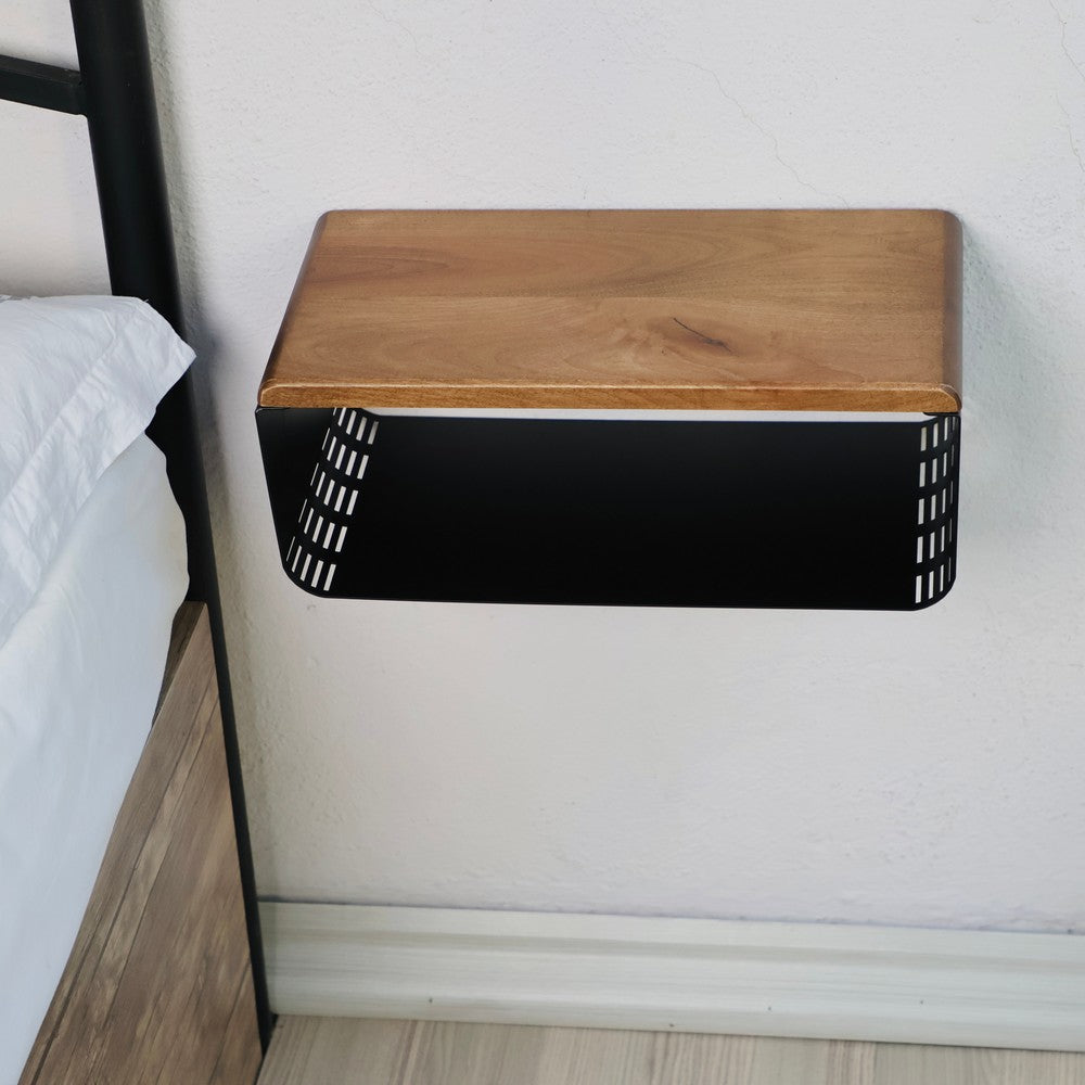 Pürüzsüz doğal ahşap tablası ve delikli siyah metal tabanı olan duvara monte ahşap ve siyah metal bir komodin. Minimalist tasarım, işlevselliği ve modern estetiği vurgulayarak kompakt yatak odası alanları için idealdir.