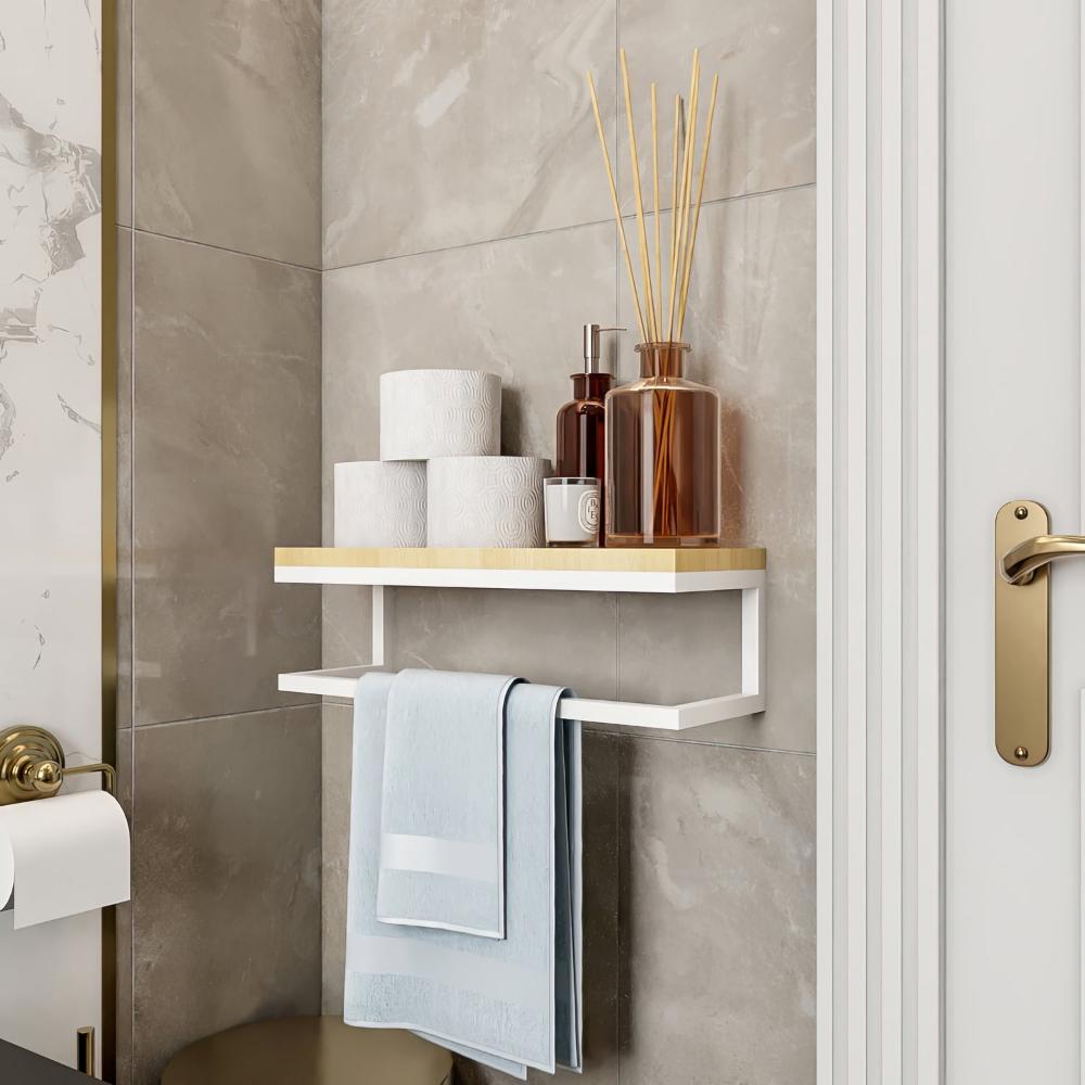 Beyaz metal çerçeveli ve doğal ahşap raflı, banyo köşesine yerleştirilmiş şık bir duvara monte havluluk. Rafın üzerinde dekoratif kavanozlar bulunuyor ve altında açık mavi bir havlu asılı.