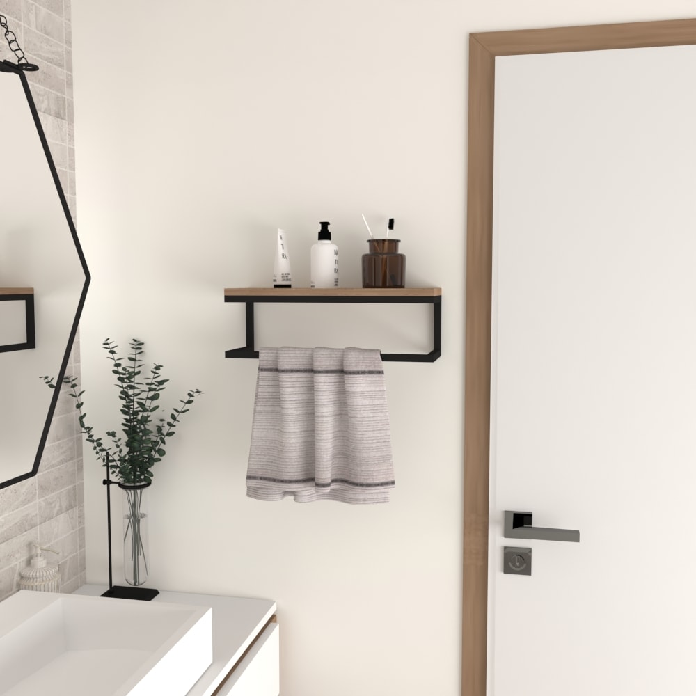 Banyo kapısının yanına monte edilmiş, siyah metal çerçeveli, ahşap raflı ve altında havlu asılı modern bir havluluk. Bitkiler ve şişeler gibi dekoratif eşyalar kurulumu tamamlıyor.