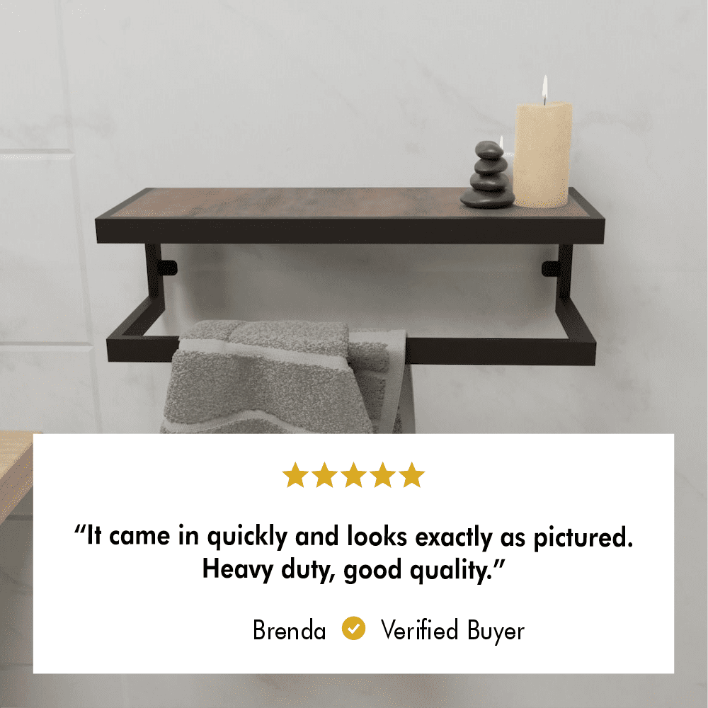 Ahşap raflı ve siyah metal çerçeveli modern bir havluluk, üzerinde mumlar ve altında katlanmış bir havluyla sergileniyor. Beş yıldızlı bir müşteri yorumu, müşteri memnuniyetini vurguluyor: "Hızlı geldi ve resimdekiyle tamamen aynı görünüyor. Ağır hizmet tipi, kaliteli."