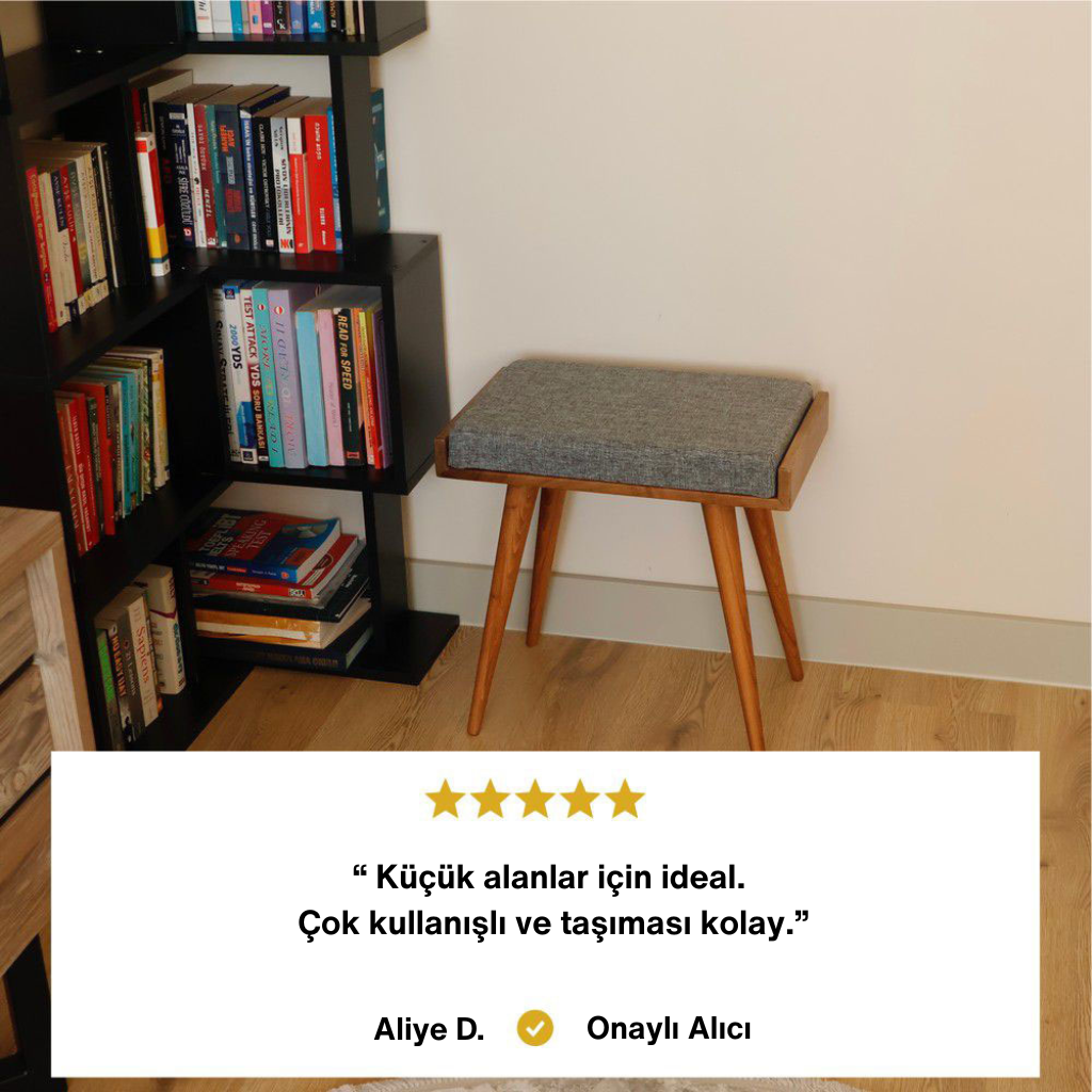 Ahşap ayaklı, gri minderli modern puf/tabure. Kitaplığın yanında konumlandırılmıştır. Alt kısımda Aliye D. adlı Onaylı Alıcı yorumu: "Küçük alanlar için ideal. Çok kullanışlı ve taşıması kolay."