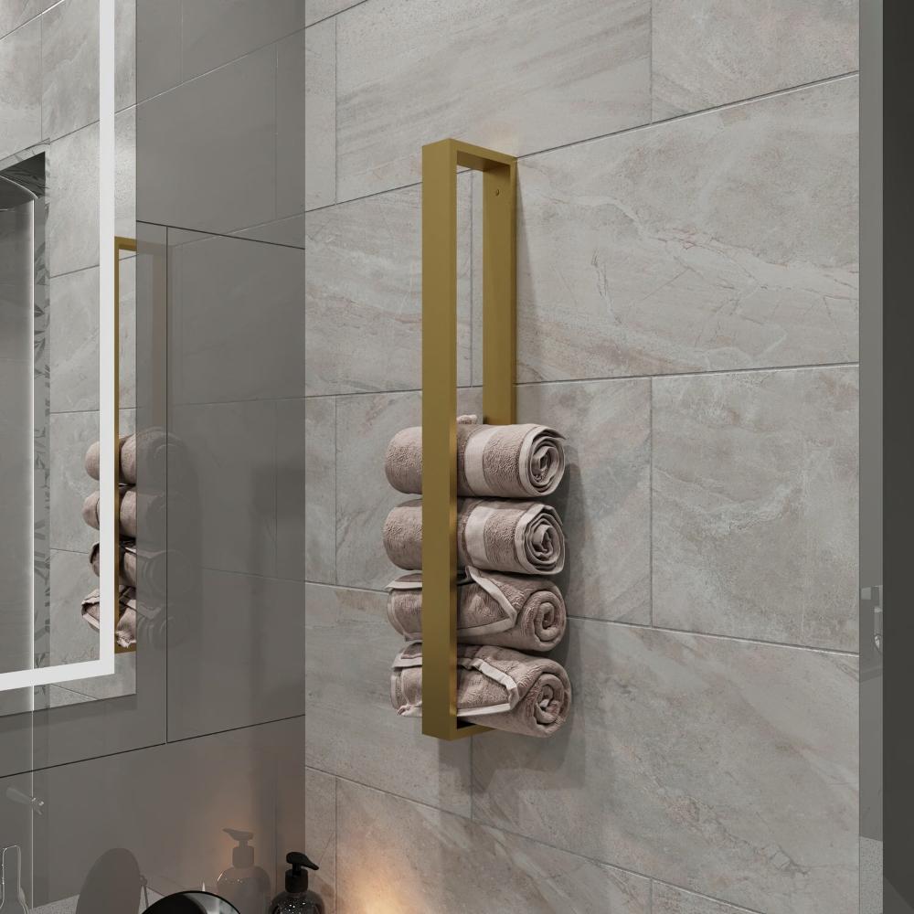 Açık gri fayanslı modern bir banyoya monte edilmiş, birden fazla rulo havluyu düzenli ve organize bir şekilde tutan, banyo dekoruna zarafet ve işlevsellik katan altın rengi, duvara monte, minimalist dikey havlu depolama rafı. Tasarım, kompakt alanlar için mükemmel olan sadelik ve pratikliği vurgulamaktadır.