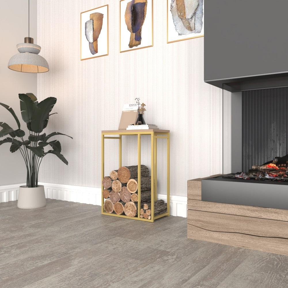 Modern tasarıma sahip sıcak bir iç mekanda sergilenen, altın çerçeveli ve ahşap tablası olan minimalist metal bir odunluk.