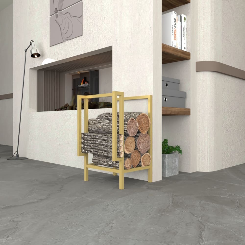 Minimalist bir oturma odasında, krem rengi bir duvara yaslanmış, ankastre raf ve dekoratif objelerin de bulunduğu, altın rengi kaplamalı şık ve modern bir metal odunluk yer alıyor.