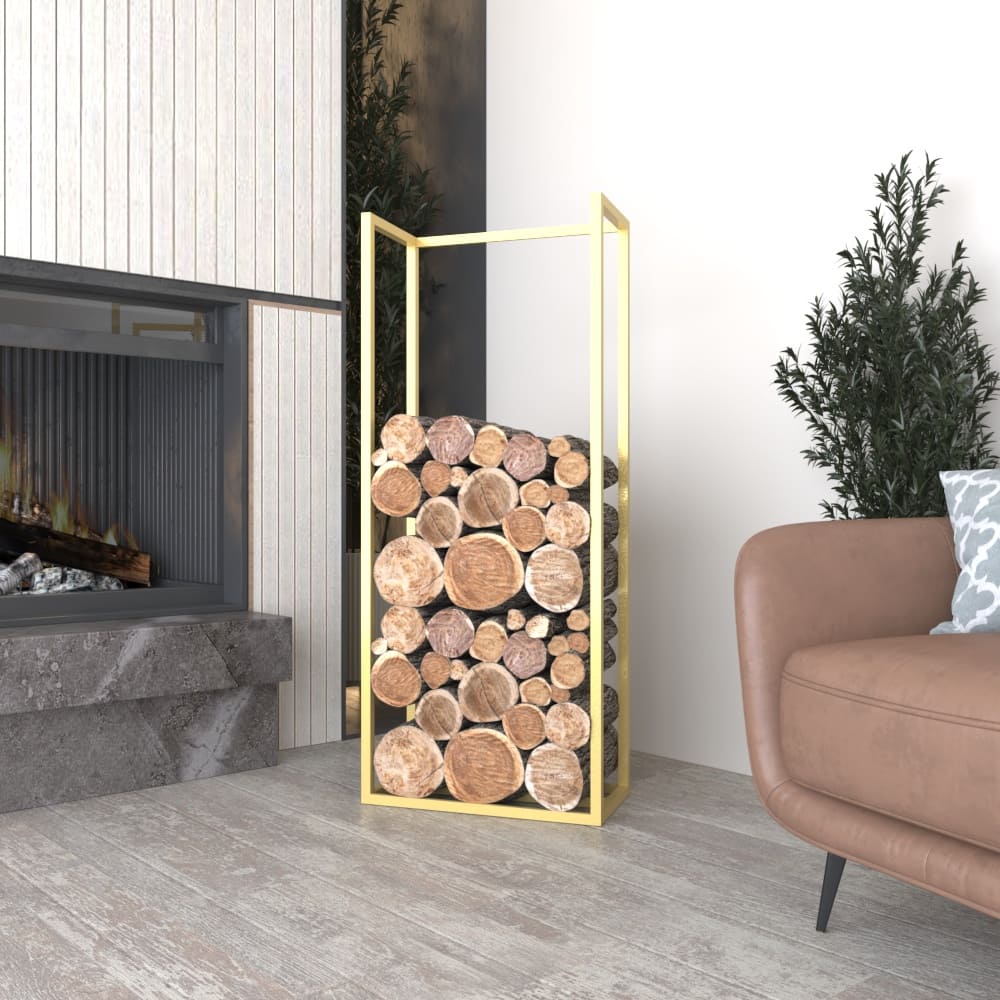 Şık bir oturma odasında, modern bir şöminenin yanında sergilenen, içine düzenli bir şekilde istiflenmiş odunların doldurulduğu minimalist altın rengi metal bir odunluk.