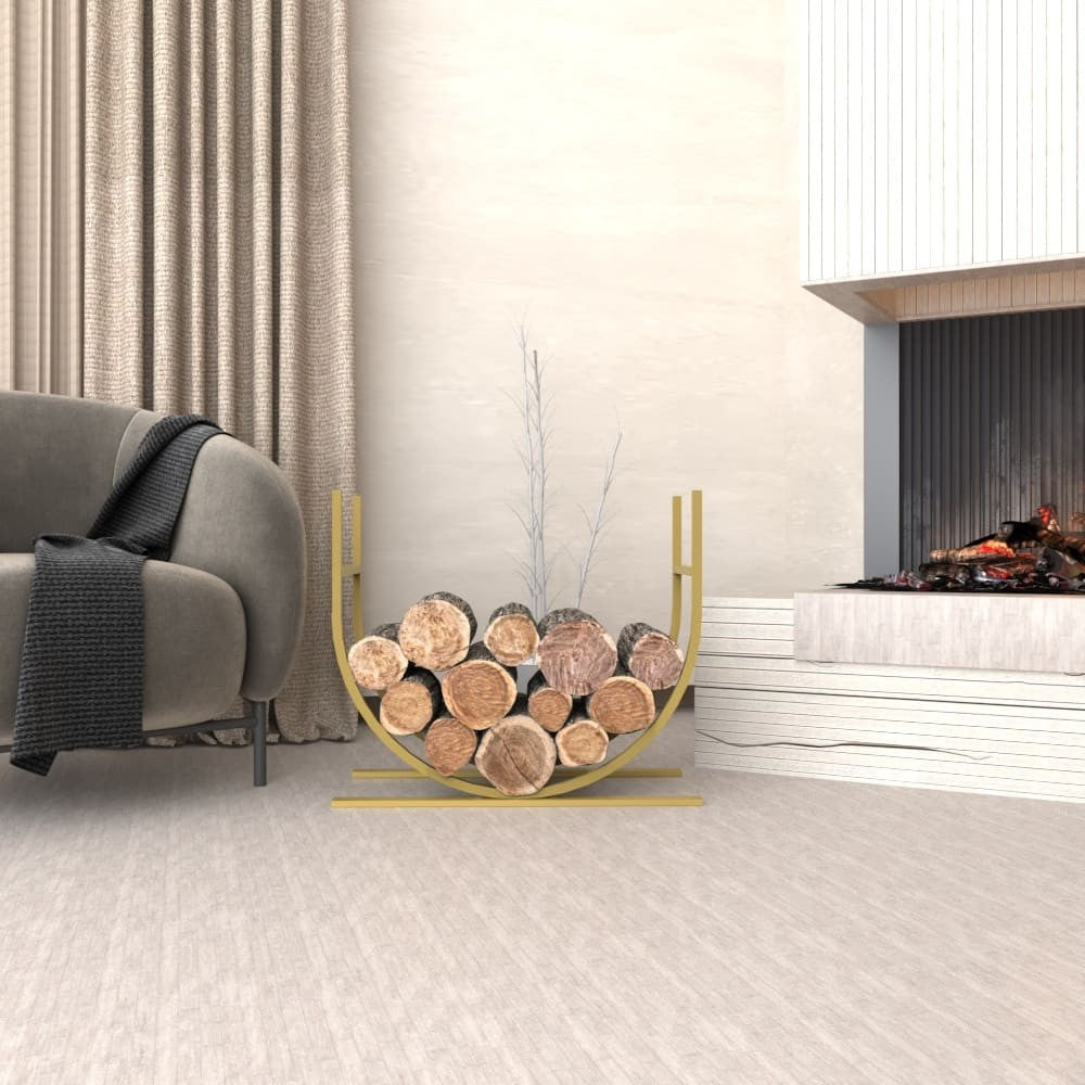 Bir oturma odasında, şöminenin ve arka planda perdeli rahat bir koltuğun yanında konumlandırılmış, içine odunların doldurulduğu modern altın oval şeklinde metal bir odunluk.Bir oturma odasında, şöminenin ve arka planda perdeli rahat bir koltuğun yanında konumlandırılmış, içine odunların doldurulduğu modern altın oval şeklinde metal bir odunluk.