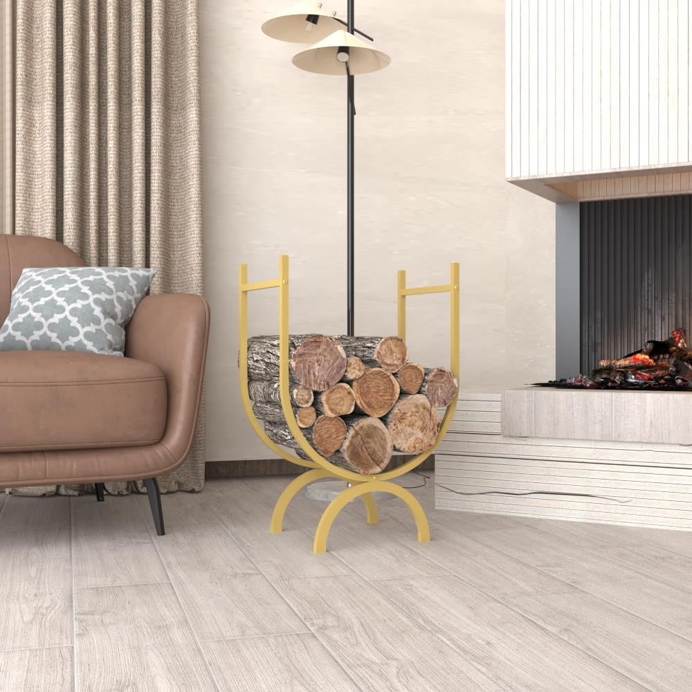 Nötr tonlarda mobilyaların ve bir şöminenin bulunduğu modern bir oturma odasına yerleştirilmiş, içine odunların doldurulduğu altın rengi oval şekilli metal bir odunluk.
