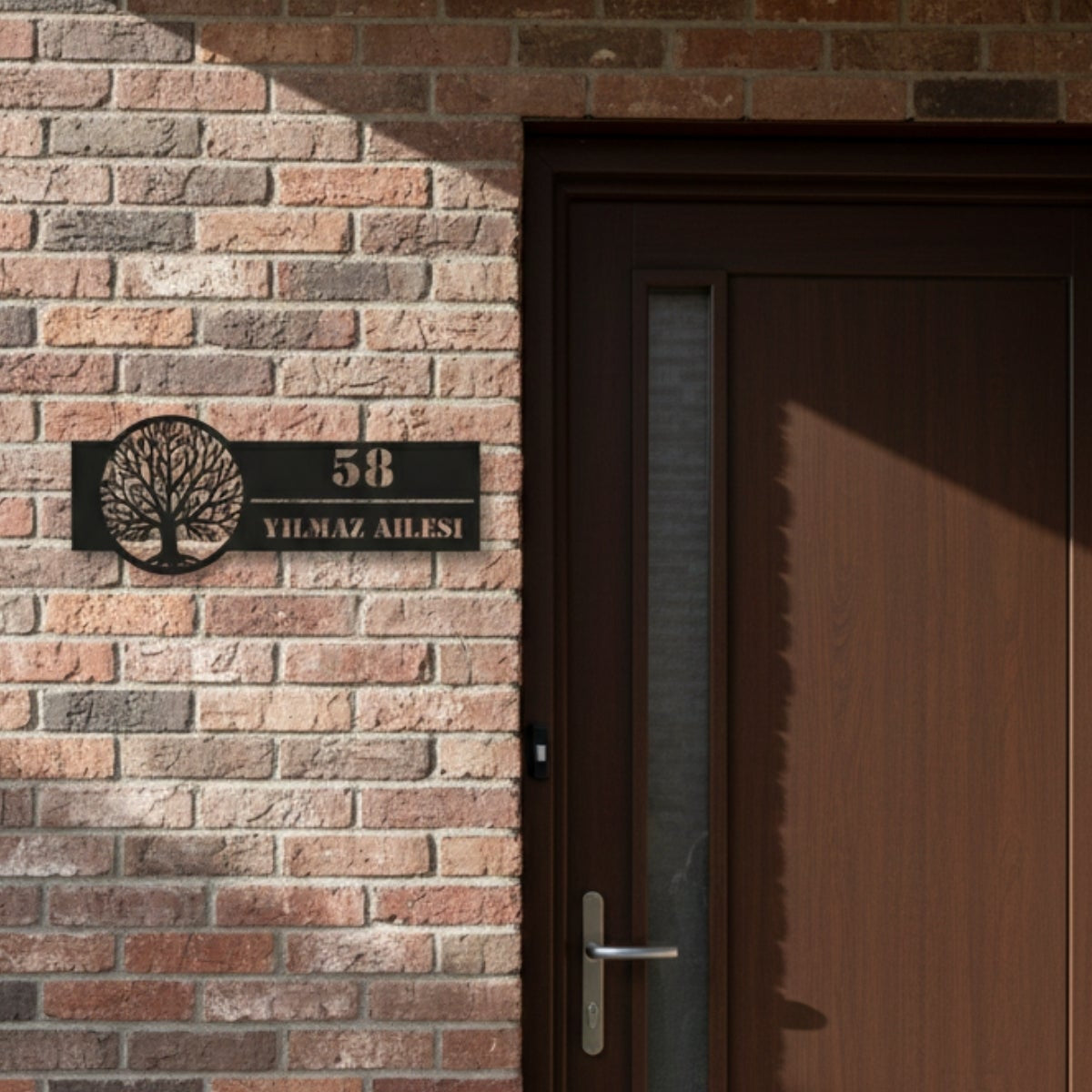 Villa, müstakil ev veya apartman daire girişleri için tasarlanmış, kapı numarası ve soyadı yazılabilen lazer kesim metal dekor.