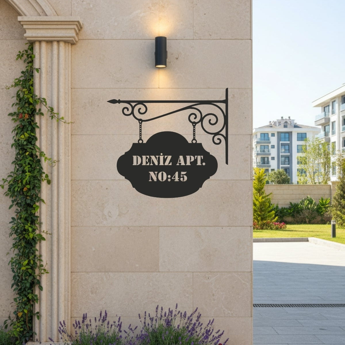 Bina girişlerini güzelleştirmek için isim ve numara yazılarak özelleştirilebilen, şık ve kalıcı bir metal duvar dekoru hediyesi.