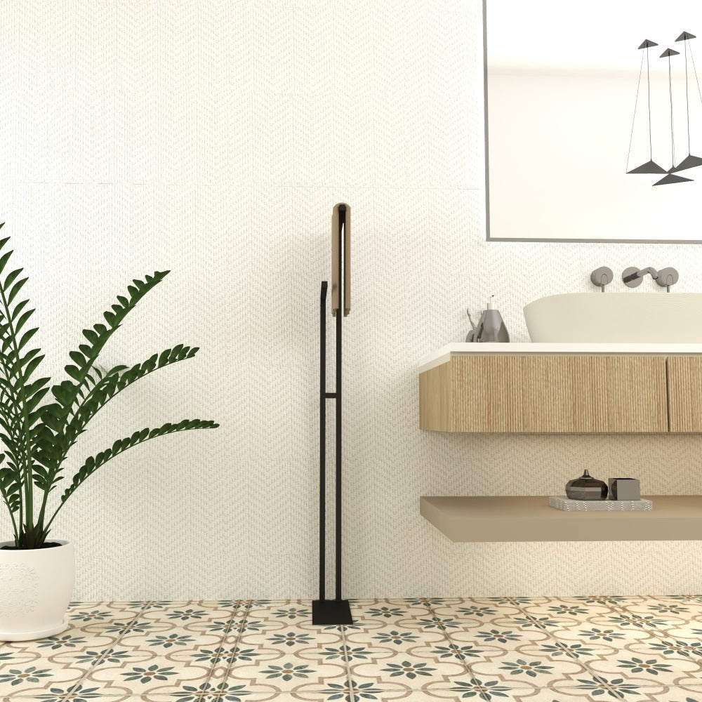 Modern bir banyo ortamında, bej fayanslar ve minimalist tasarımla beyaz ve bej renkli havlular için çift çubuklu, modern, ayakta duran bir havluluk.