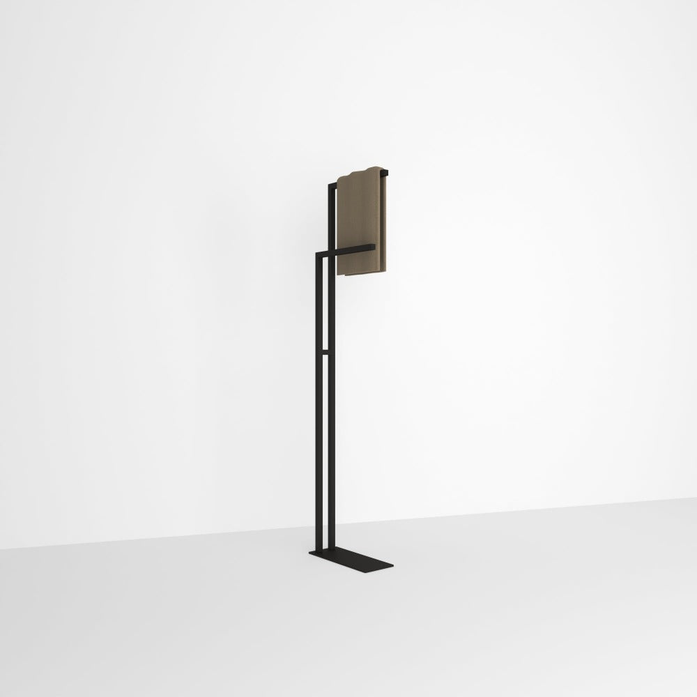 Minimalist tasarıma sahip, küçük alanlar için uygun, beyaz bir arka plan üzerinde sergilenen, ayakta duran siyah bir havluluk.