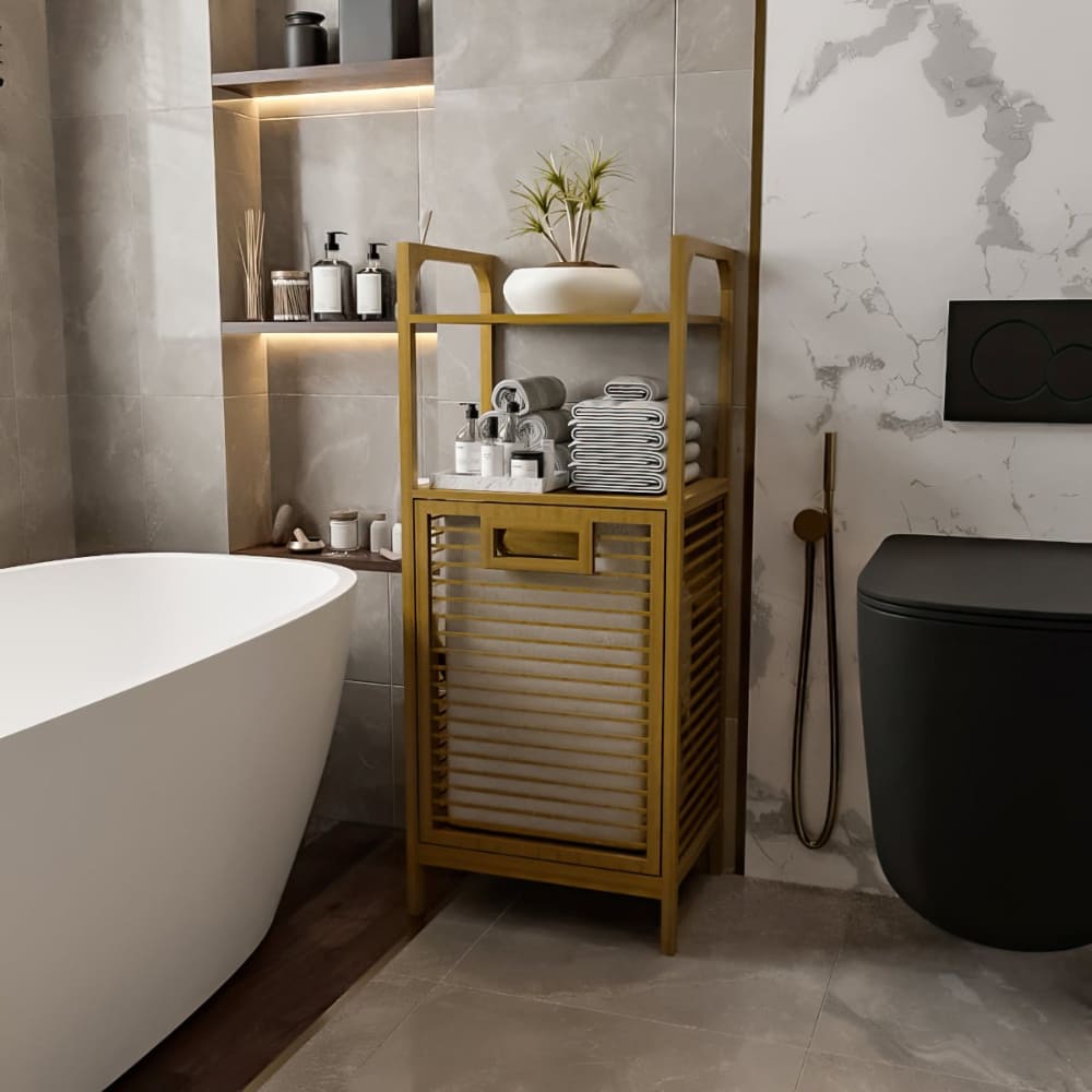 Modern ayaklı bir küvetin yanına yerleştirilmiş, havlular, banyo malzemeleri ve üstünde dekoratif bir bitkiyle spa benzeri bir ambiyans yaratan bambu bir banyo dolabı.