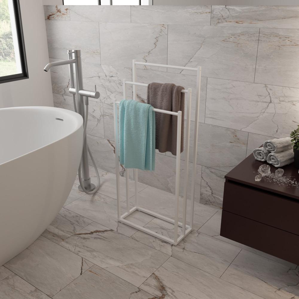 Modern ayaklı küveti ve açık gri mermer fayans duvarları tamamlayan, düzenli bir şekilde asılmış havluları tutan şık beyaz, yere monte bir havluluğa sahip minimalist bir banyo, temiz ve çağdaş bir görünüm sunuyor.