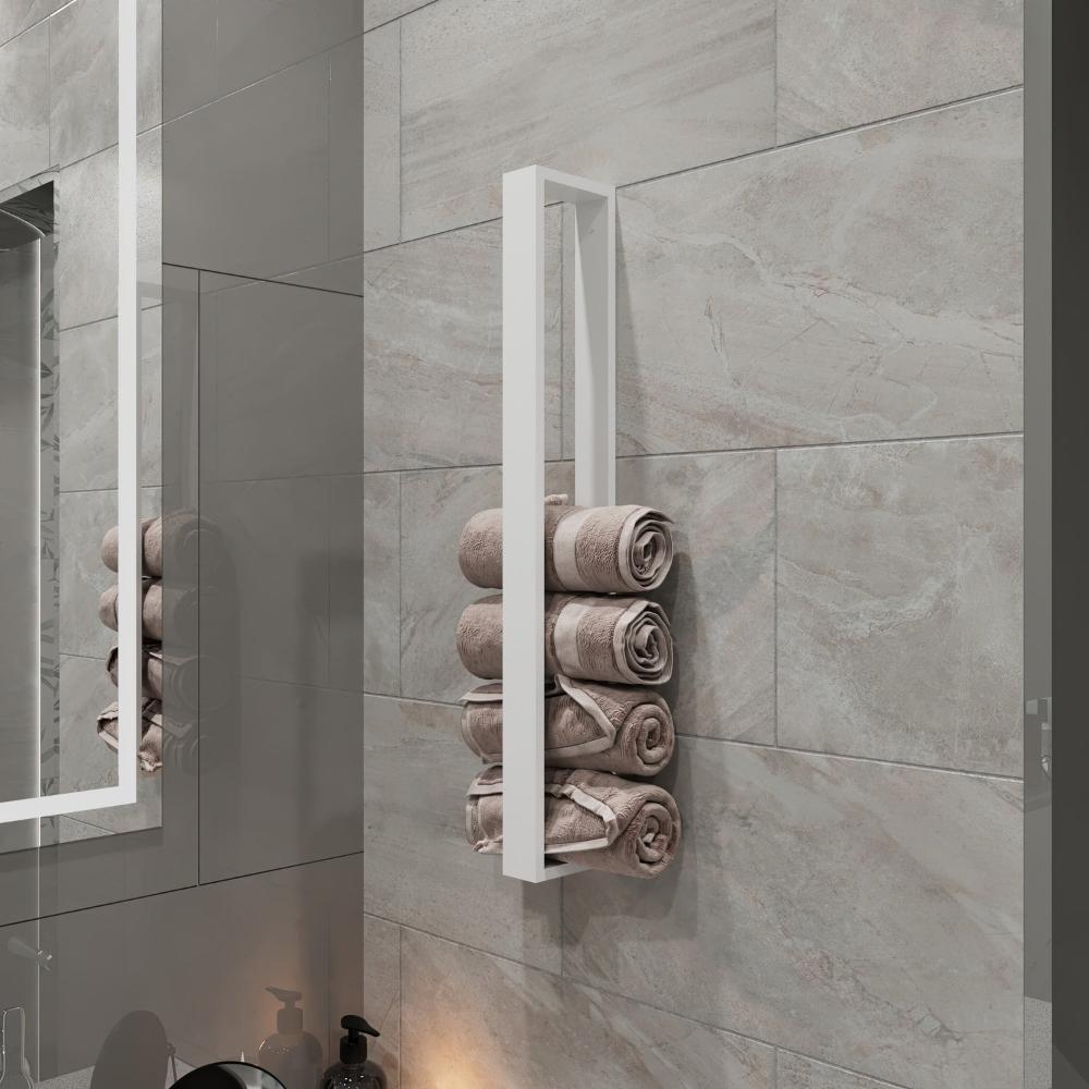 Gri fayanslı bir banyo duvarına monte edilmiş, birkaç rulo havluyu düzenli bir şekilde tutan, banyo için zarif ve düzenli bir depolama çözümü sunan modern, minimalist beyaz dikey havlu depolama rafı.