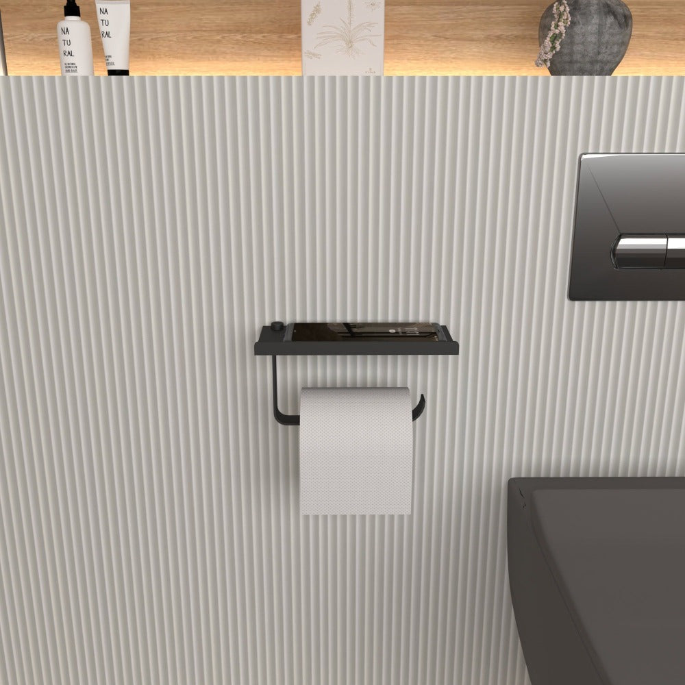 Modern minimalist bir banyoda, rafında akıllı telefon bulunan beyaz duvara monte tuvalet kağıdı tutucusu.