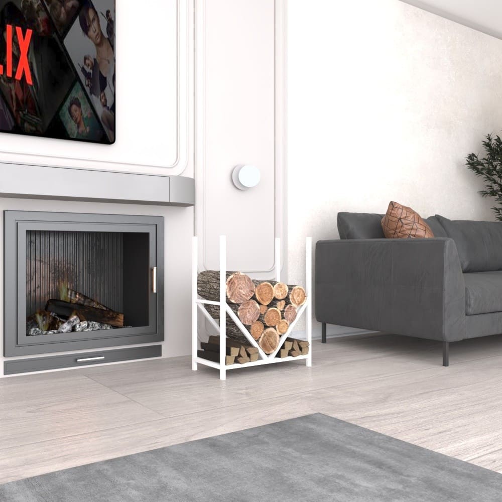 Parlak ve çağdaş bir oturma odasında, bir şöminenin yanına yerleştirilmiş, içine düzenli bir şekilde istiflenmiş odunların doldurulduğu modern geometrik tasarımlı beyaz metal bir odunluk.