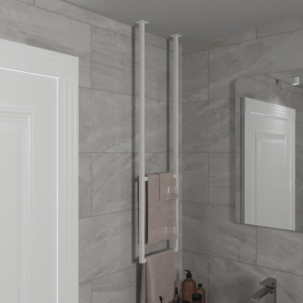 Zarif beyaz tavana monte bir havluluğa sahip modern bir banyo. Minimalist tasarım, çağdaş banyo dekoru için ideal, yer tasarrufu sağlayan bir çözüm sunuyor. Havluluk, açık gri fayanslarla kusursuz bir şekilde bütünleşerek temiz ve sofistike bir görünüm yaratıyor.