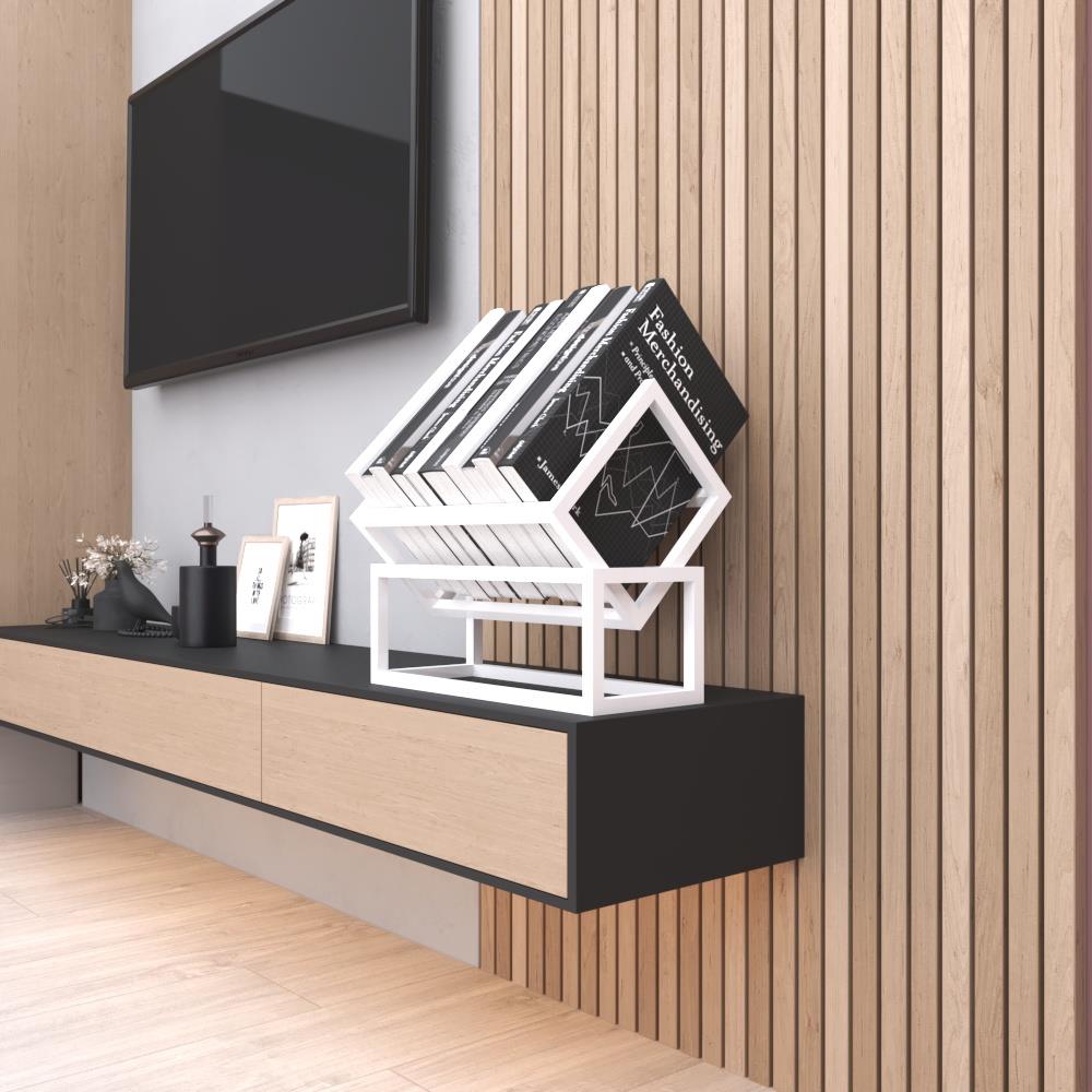 Modern siyah bir konsol masanın üzerine yerleştirilmiş, minimalist dekorlu bir arka planda kitapları tutan beyaz metal bir kitap düzenleyici.