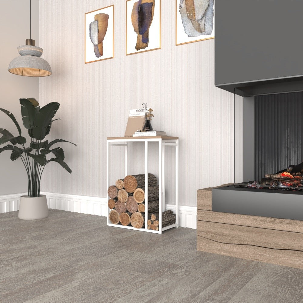 Modern bir şöminenin yanında, bitki ve kitaplarla dekore edilmiş, beyaz çerçeveli ve ahşap tablası olan minimalist metal bir odunluk.