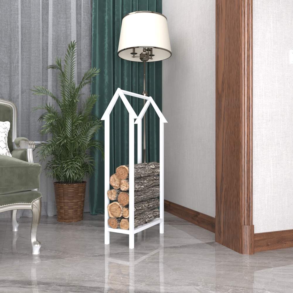 Şık bir lambanın ve yeşil perdelerin yanına yerleştirilmiş, mermer bir zeminde düzenli bir şekilde odunların depolandığı minimalist beyaz ev şeklinde metal bir odunluk.