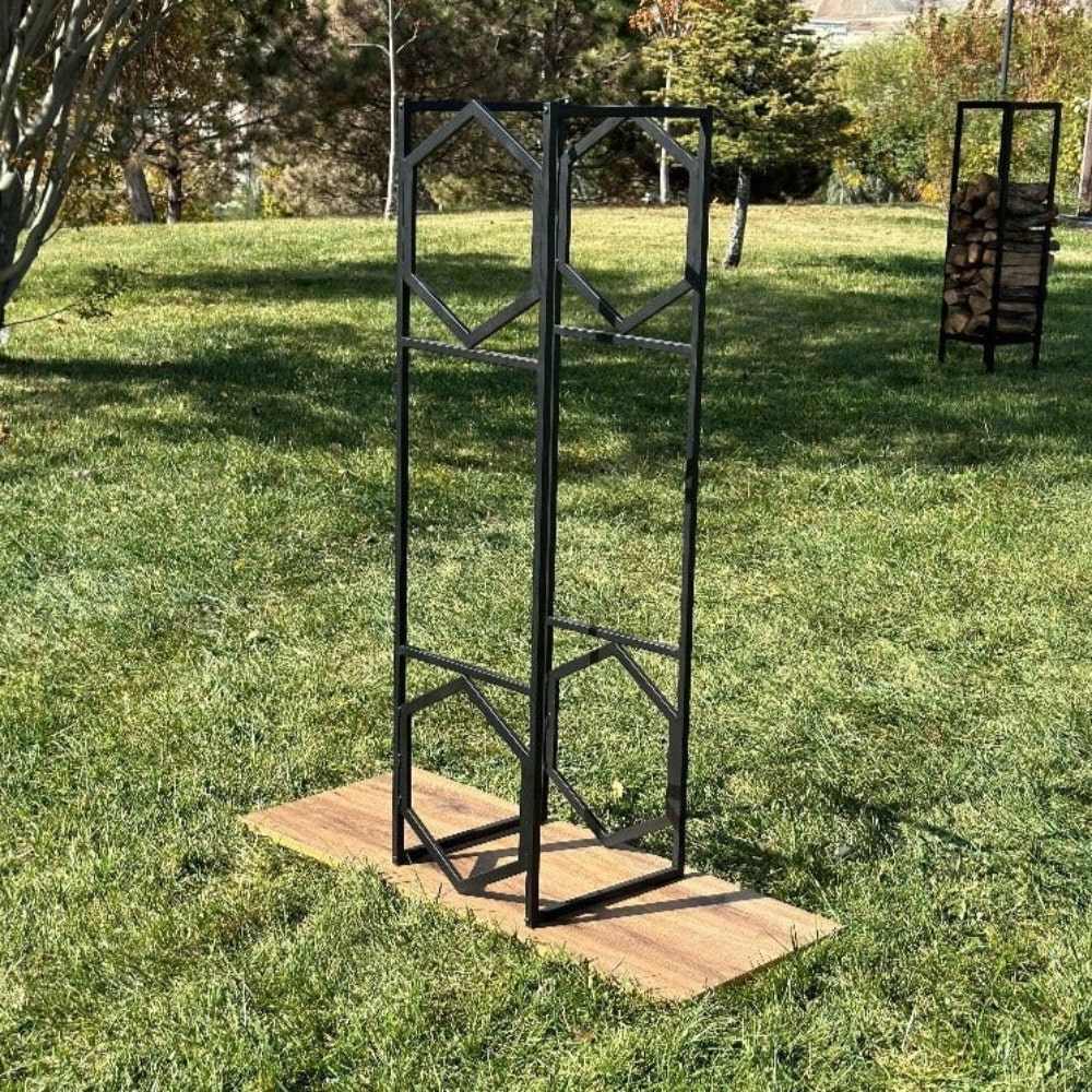 Dış mekanda sergilenen boş siyah hekzagonal metal bir odunluk, geometrik tasarımını ve sağlam yapısını gözler önüne seriyor.