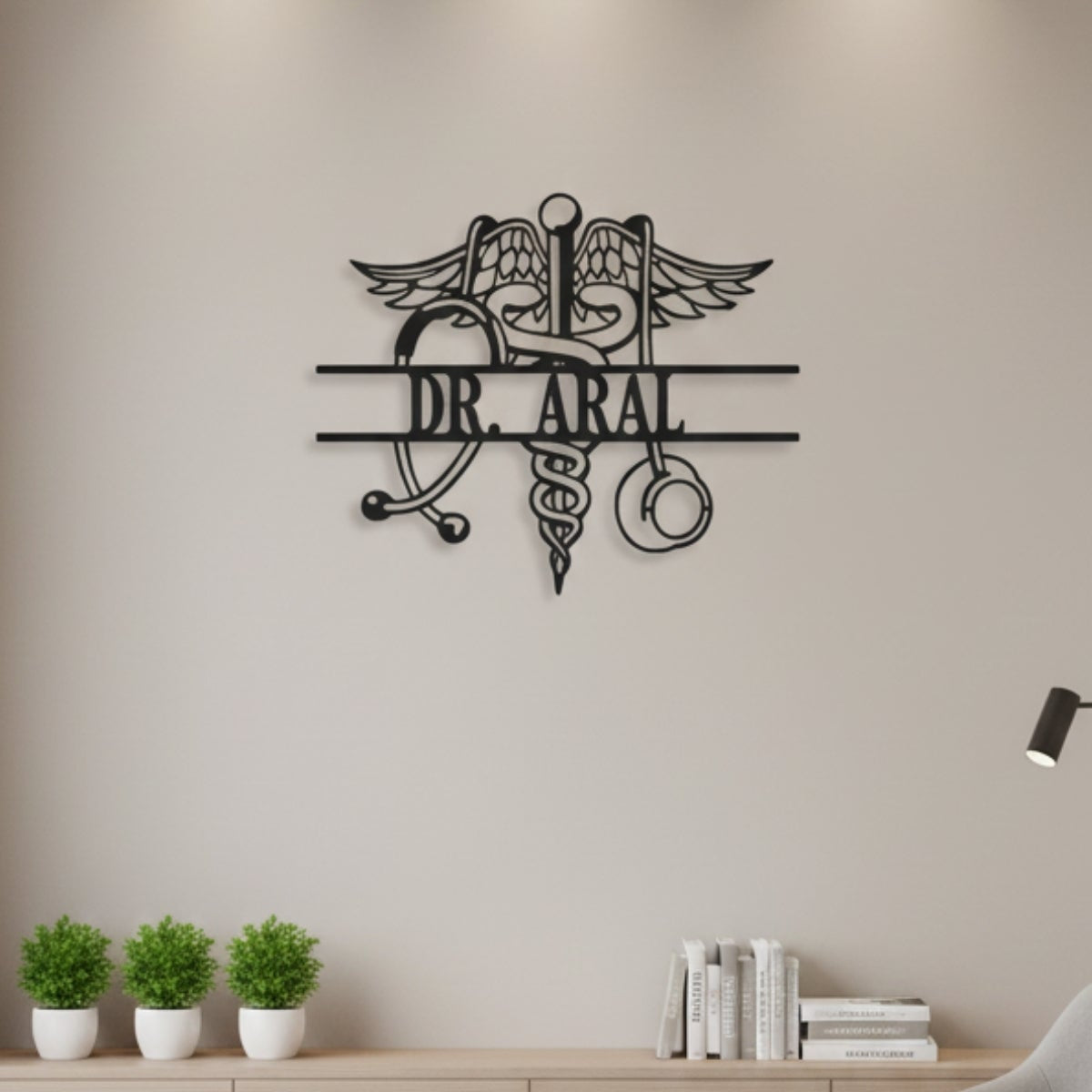 Klinikler ve doktor odaları için şık bir görünüm sunan, duvara kolayca monte edilebilen lazer kesim siyah metal dekoratif isimlik panosu.