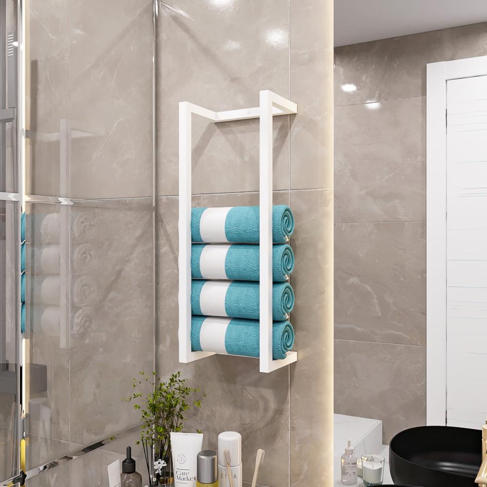 Modern beyaz havlu ve battaniye depolama rafı, şık bir banyoda düzenli rulo yapılmış turkuaz ve beyaz havluları sergiliyor. Minimalist tasarım, nötr fayans zeminini tamamlayarak zarafet ve düzen katıyor. Tezgah üstünde çeşitli banyo gereçleri bulunarak mekanın işlevsel ve şık atmosferini zenginleştiriyor.