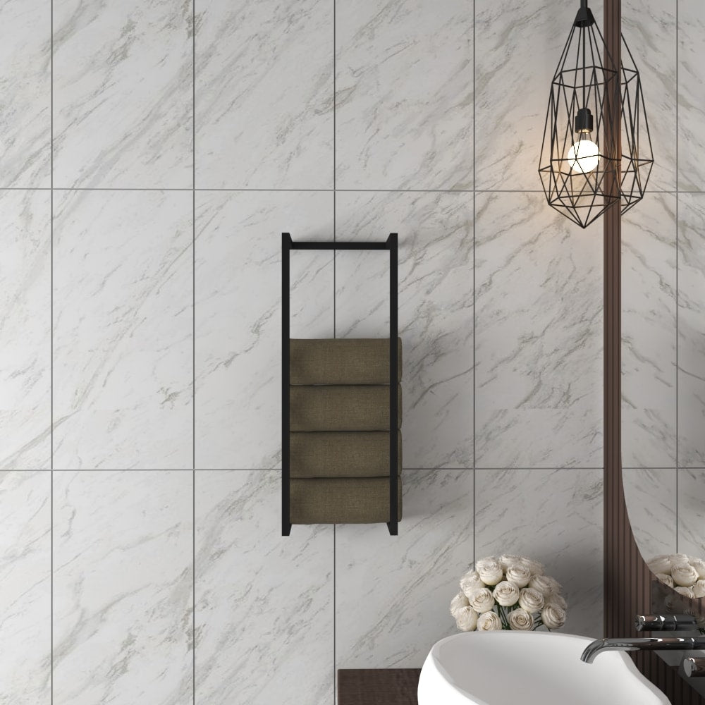 Modern duvara monte siyah havlu ve battaniye depolama rafı, rulo havluları tutuyor, beyaz mermer duvarlar ve endüstriyel tarzda sarkıt lamba ile minimalist bir banyo ortamında sergileniyor.