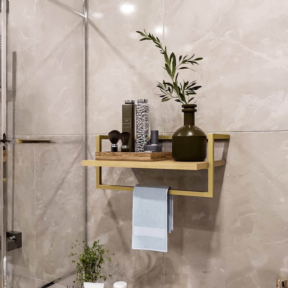 Altın rengi metal çerçeveli ve ahşap plakalı, yeşil ve nötr dekorla stilize edilmiş, altında havlu asılı modern bir banyo rafı.