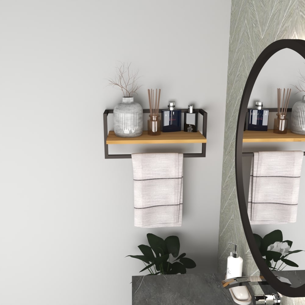 Siyah metal ve ahşap banyo rafının dekoratif eşyalar ve altında asılı bir havlu ile yakın çekimi, modern bir estetik için yeşilliklerle stilize edilmiş.