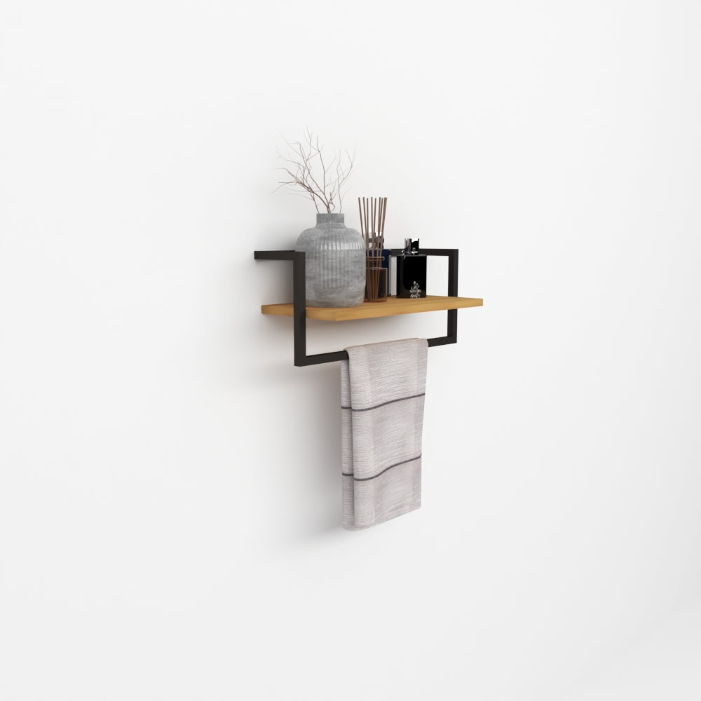 Minimalist siyah metal ve doğal ahşap görünümlü, beyaz duvara monte edilmiş, üzerinde vazo, bambu çubuklu difüzörler ve asılı bir havlu bulunan banyo rafı.