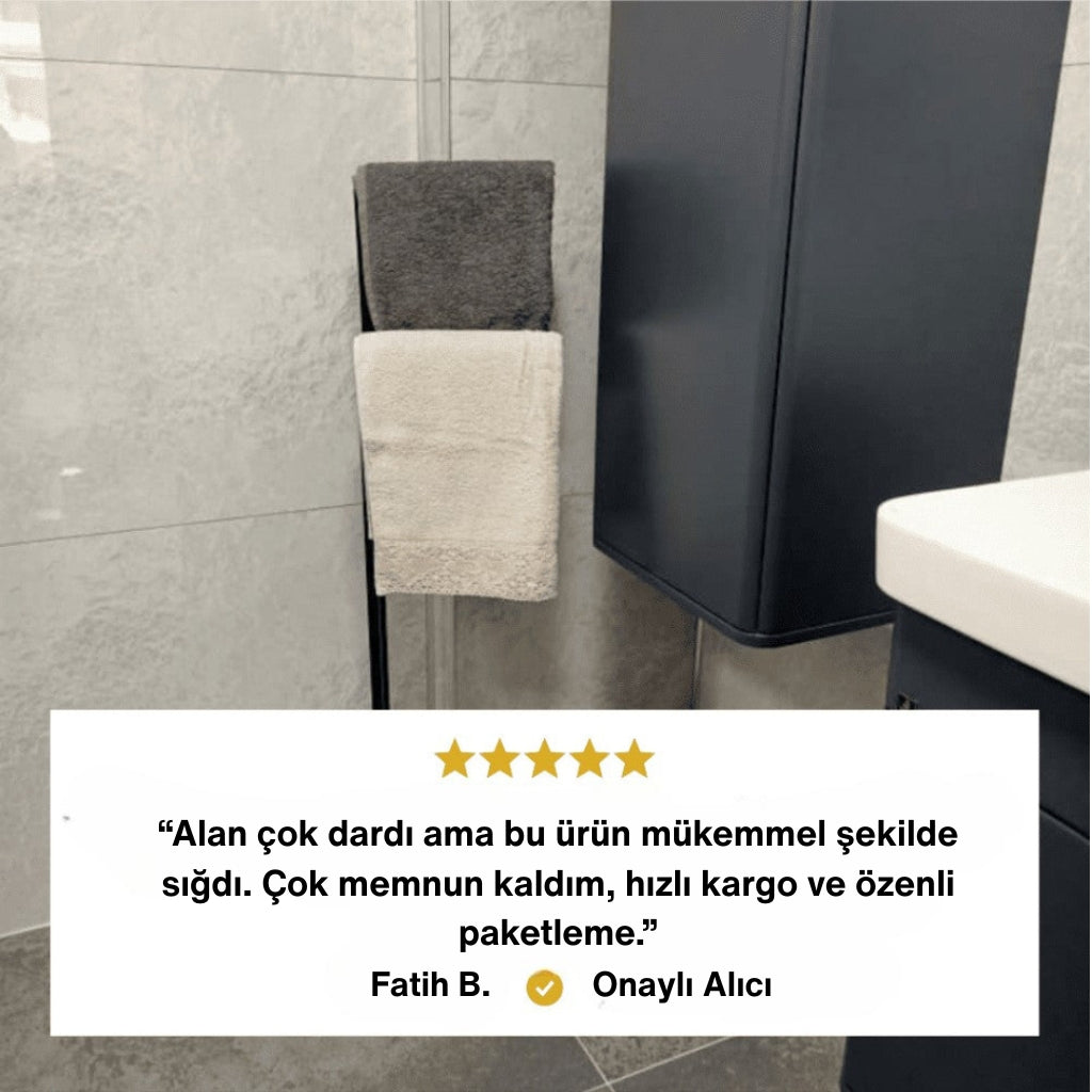 Modern bir banyoda siyah metal ayaklı havluluk üzerine asılmış gri ve bej havlular görülmektedir. Alt bölümde beş yıldızlı müşteri yorumu yer alır: “Alan çok dardı ama bu ürün mükemmel şekilde sığdı. Çok memnun kaldım, hızlı kargo ve özenli paketleme.” Yorum “Fatih B. - Onaylı Alıcı” olarak belirtilmiştir.