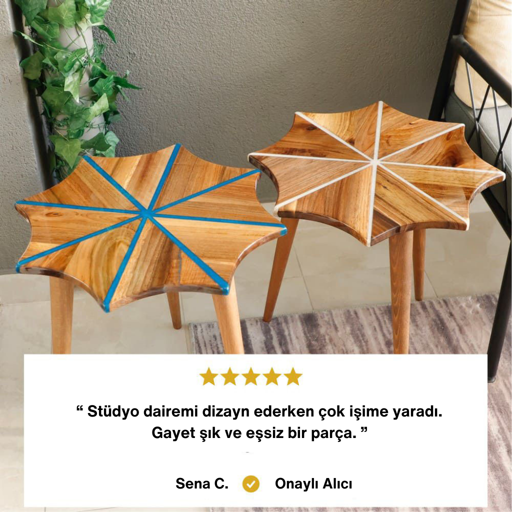 Sekizgen desenli, epoksi reçineli ahşap sehpa seti. Biri mavi epoksi dolgulu iki sehpa. Alt kısımda Sena C. adlı Onaylı Alıcı yorumu: "Şık ve eşsiz bir parça. Stüdyo dairemi dizayn ederken çok işime yaradı."