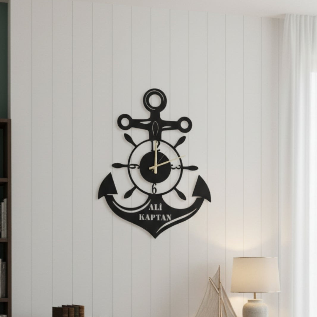 Çapa formu içine entegre edilmiş dümen ve rakam detaylarıyla modern bir görünüm sunan lazer kesim siyah metal saat.