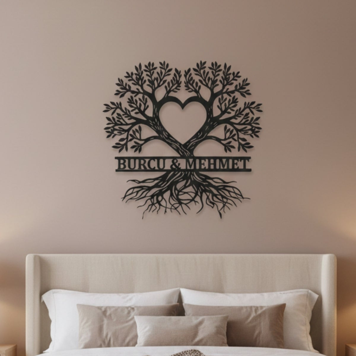 Evlilik yıldönümü veya yeni ev hediyesi olarak tercih edilebilecek, isim yazılarak özelleştirilen anlamlı ve dekoratif metal duvar levhası.