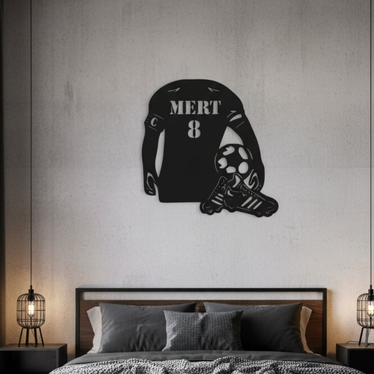 Futbol tutkunları için tasarlanmış, üzerinde isim ve numara alanı bulunan forma, futbol topu ve krampon figürlü siyah metal duvar dekoru.