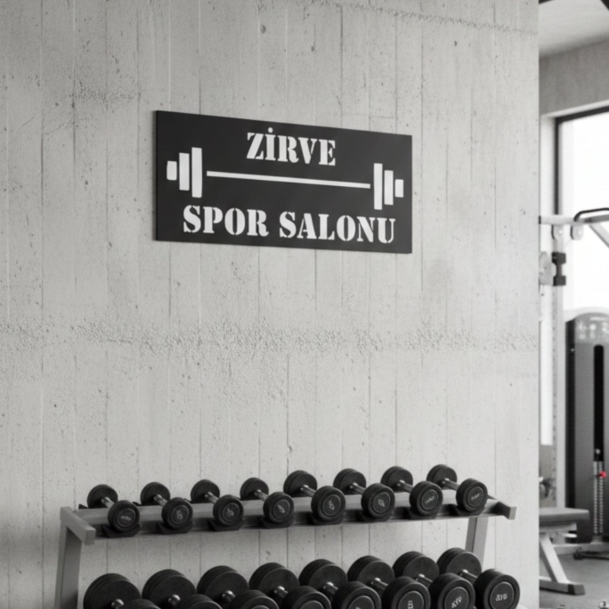 Ortasında büyük bir halter ve ağırlık plakası silüeti bulunan, spor salonları için özel olarak isimlendirilebilen siyah metal duvar dekoru.