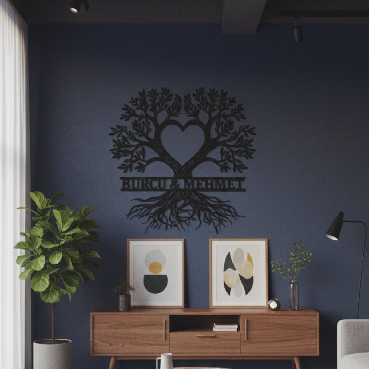 Dalları kalp formunda birleşen, köklü ve estetik hayat ağacı figürlü kişiselleştirilebilir siyah metal duvar sanatı.