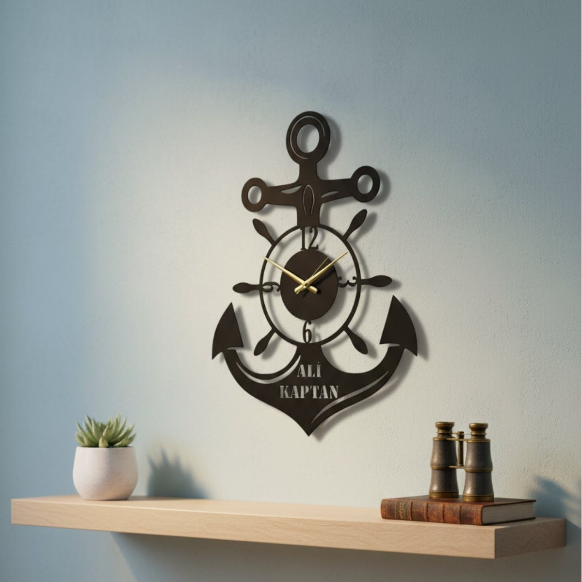 Kaptanlar ve denizcilikle ilgilenen sevdikleriniz için isim yazılarak özelleştirilebilen dekoratif metal duvar saati hediyesi.