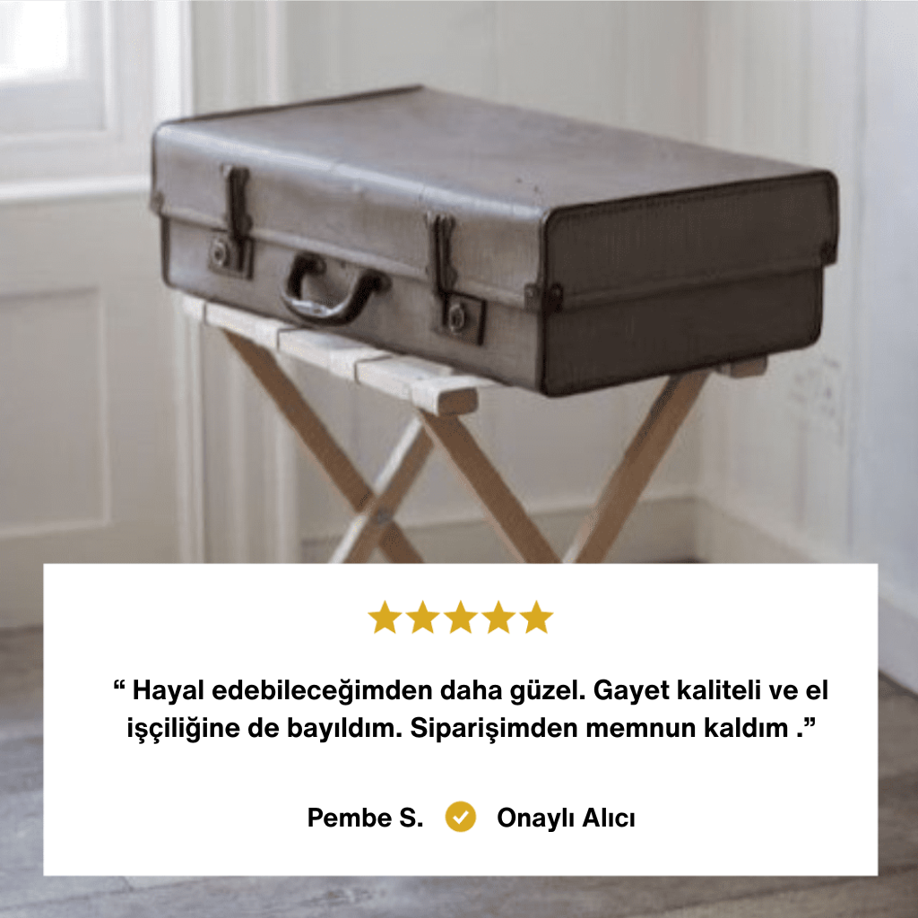 Katlanır ahşap bavul standı üzerinde eski model bir valiz. Alt kısımda Pembe S. adlı Onaylı Alıcı yorumu: "Hayal edebileceğimden daha güzel. Gayet kaliteli ve el işçiliğine bayıldım. Siparişimden memnun kaldım."