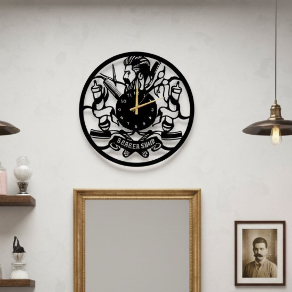 Barber Shop" yazılı, üzerinde sakallı berber silüeti ve tıraş aksesuarları bulunan, dairesel formda siyah metal dekoratif duvar saati.