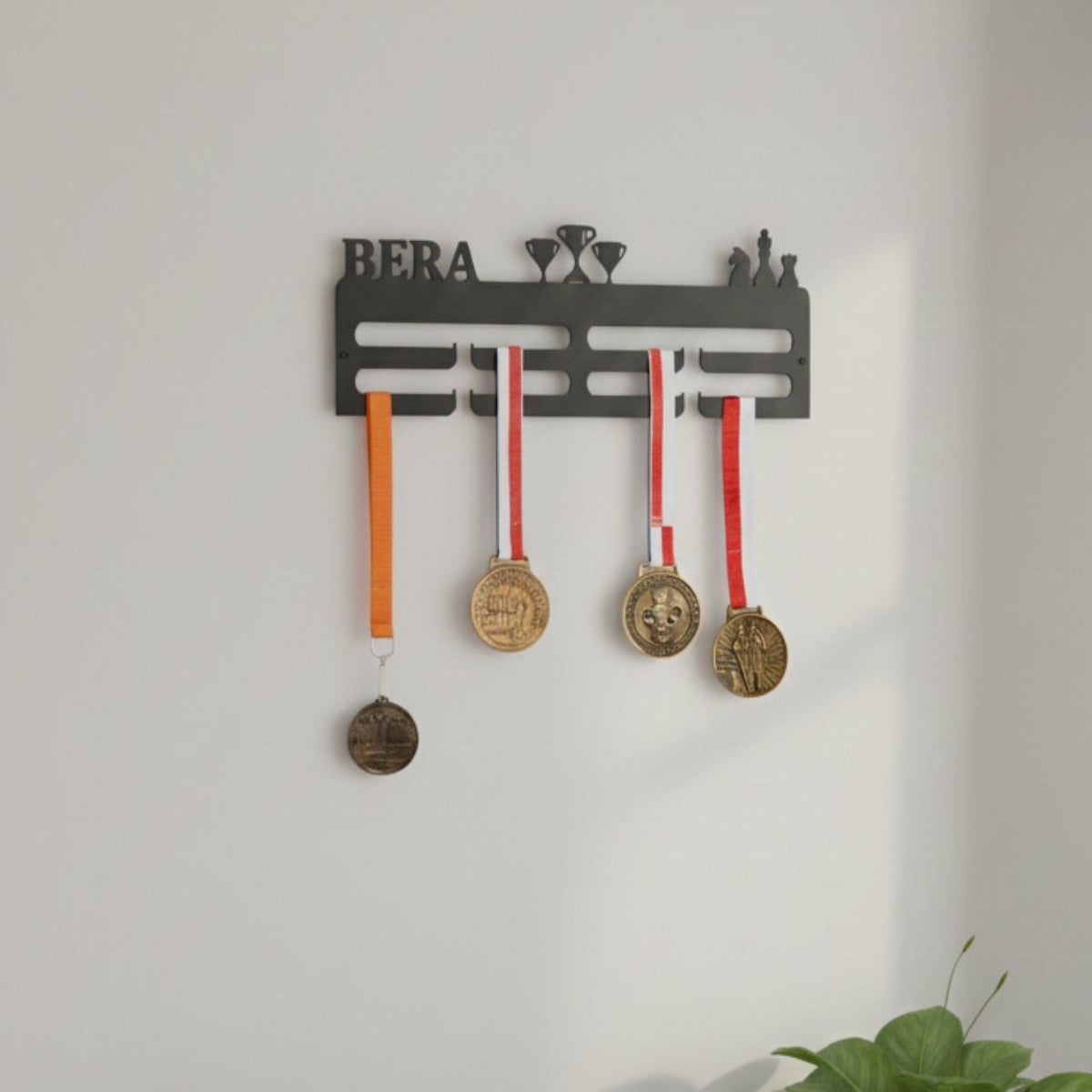 İsim ve satranç figürleriyle özelleştirilebilir siyah metal madalya sergileme ünitesi.