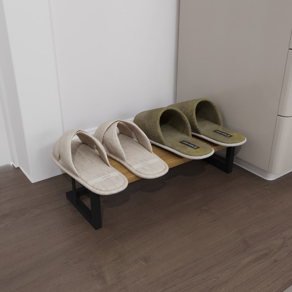 Ahşap platformlu, kompakt, minimalist bir terlik rafı; bej ve zeytin renginde iki çift terlik barındırıyor ve açık renkli bir duvar önünde konumlandırılmış.