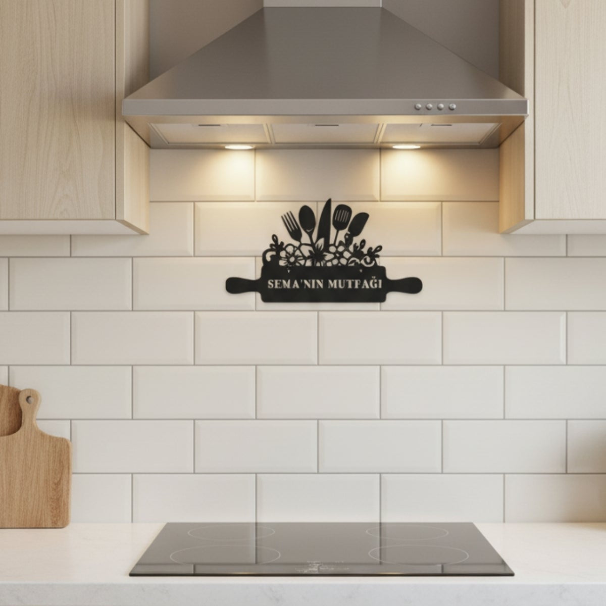 1.5 mm kalınlığında dayanıklı çelikten üretilen ve mutfak ortamına uygun mat siyah elektrostatik boya ile kaplanmış metal pano.