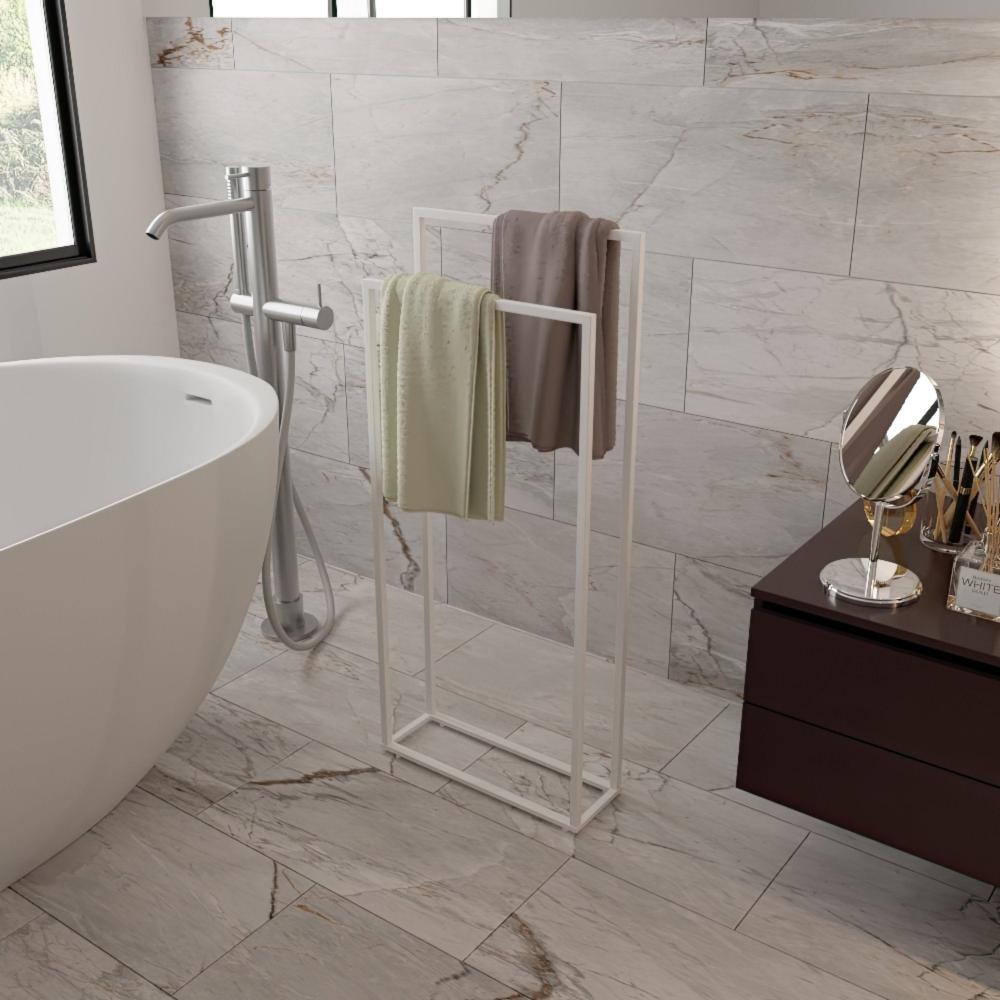 Modern bir banyo ortamında, şık beyaz metal çerçeveli ve iki havluyu üzerinde tutan, zarif mermer fayanslar fonunda sergilenen ayaklı havluluk.