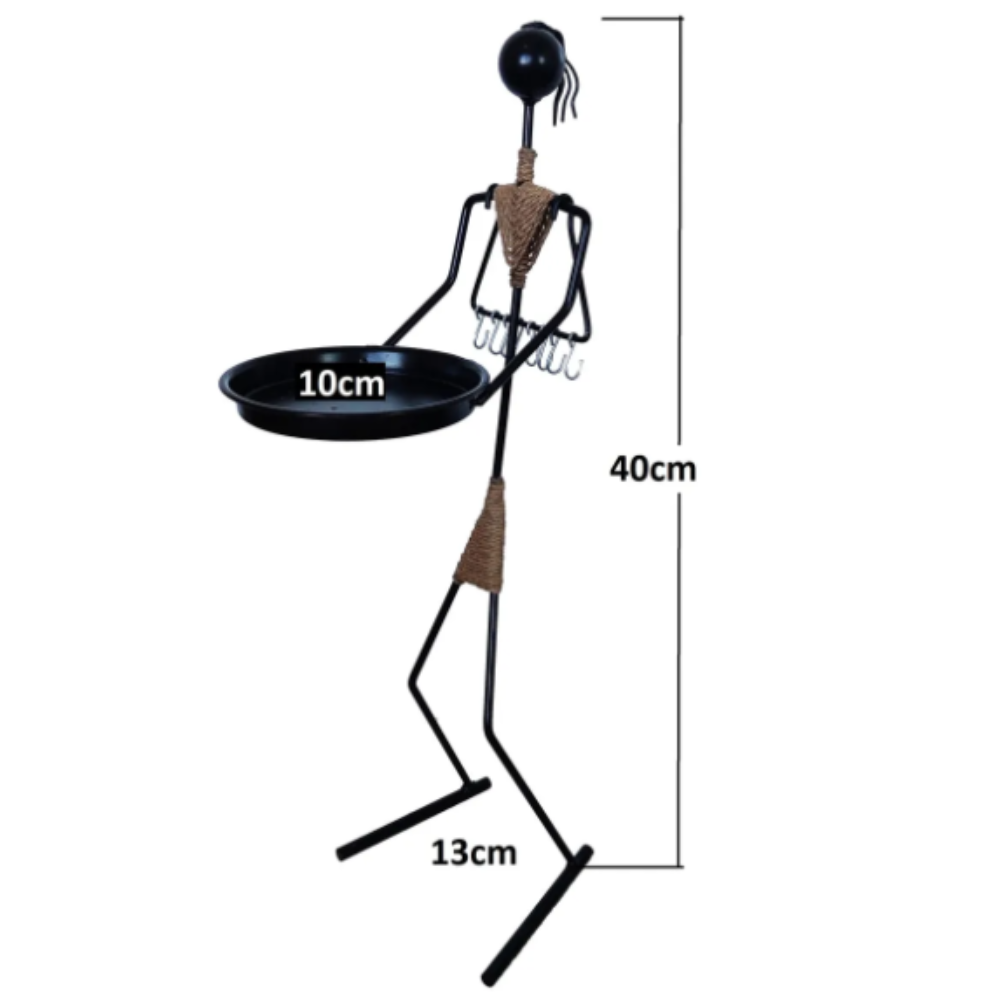 40 cm yükseklik, 13 cm taban genişliği ve 10 cm tepsi çapı boyutlarına sahip, kompakt ve ergonomik tasarımını vurgulayan çok fonksiyonlu metal bir kadın figürü.