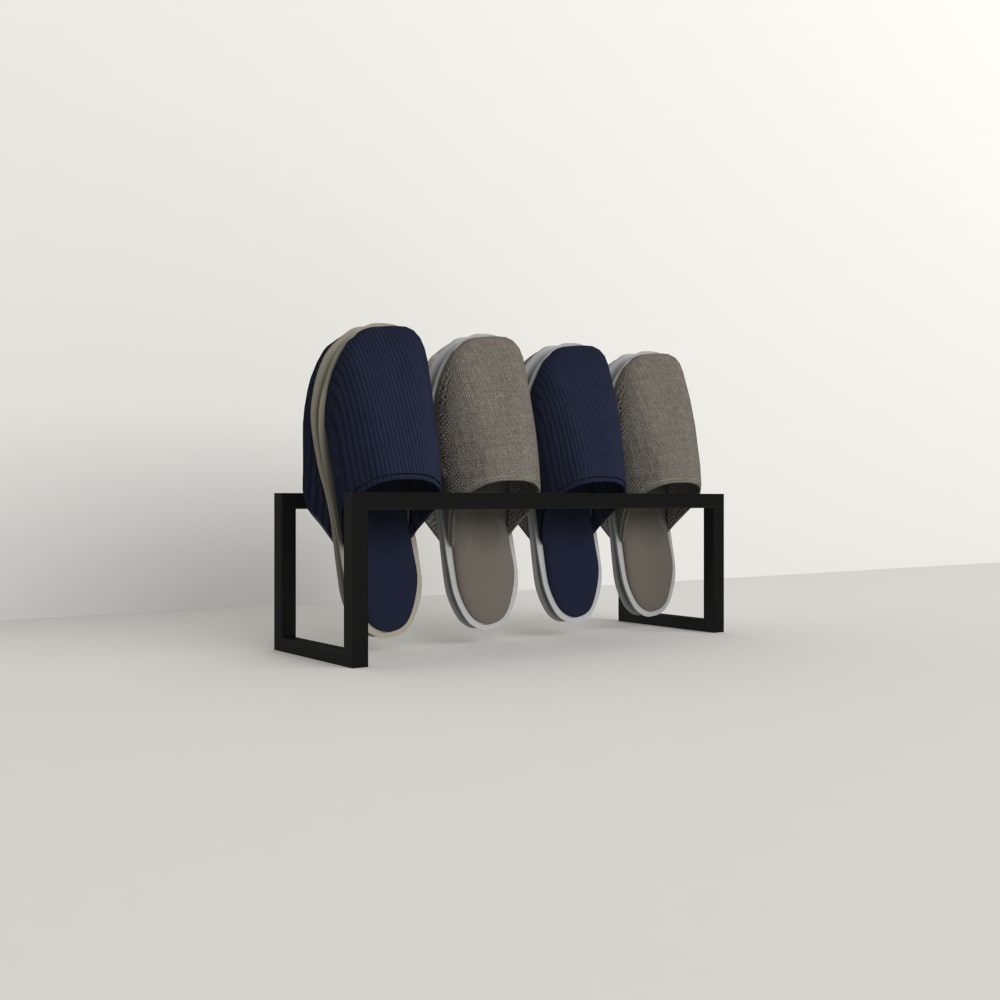 Siyah metal terlik rafının yakın çekimi, mavi ve gri terlikleri tutuyor, temiz ve minimalist bir ortamda çekildi.